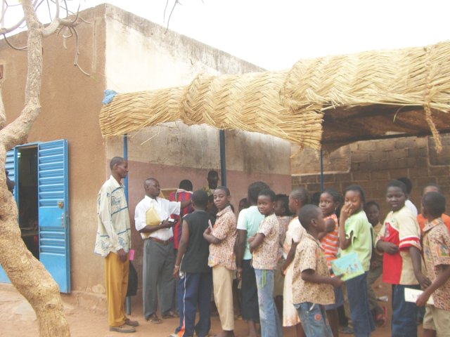 Enfants se servant d'une bibliothque volant, Burkina Faso